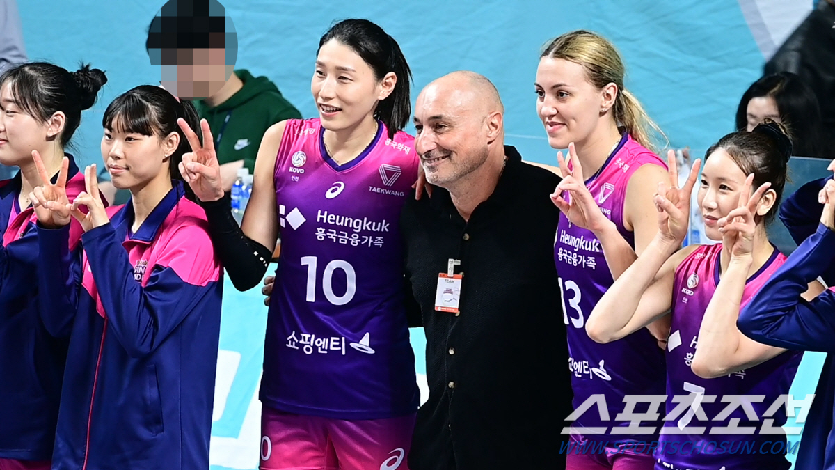 김연경 손 맞잡은 아본단자 감독, 장충 온 원정 팬들 뜨거운 환호 받으며…