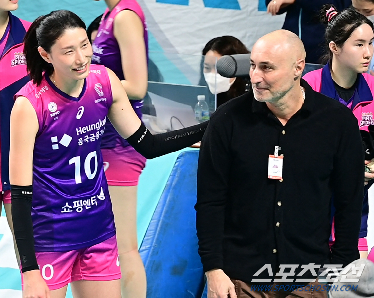 김연경 손 맞잡은 아본단자 감독, 장충 온 원정 팬들 뜨거운 환호 받으며…