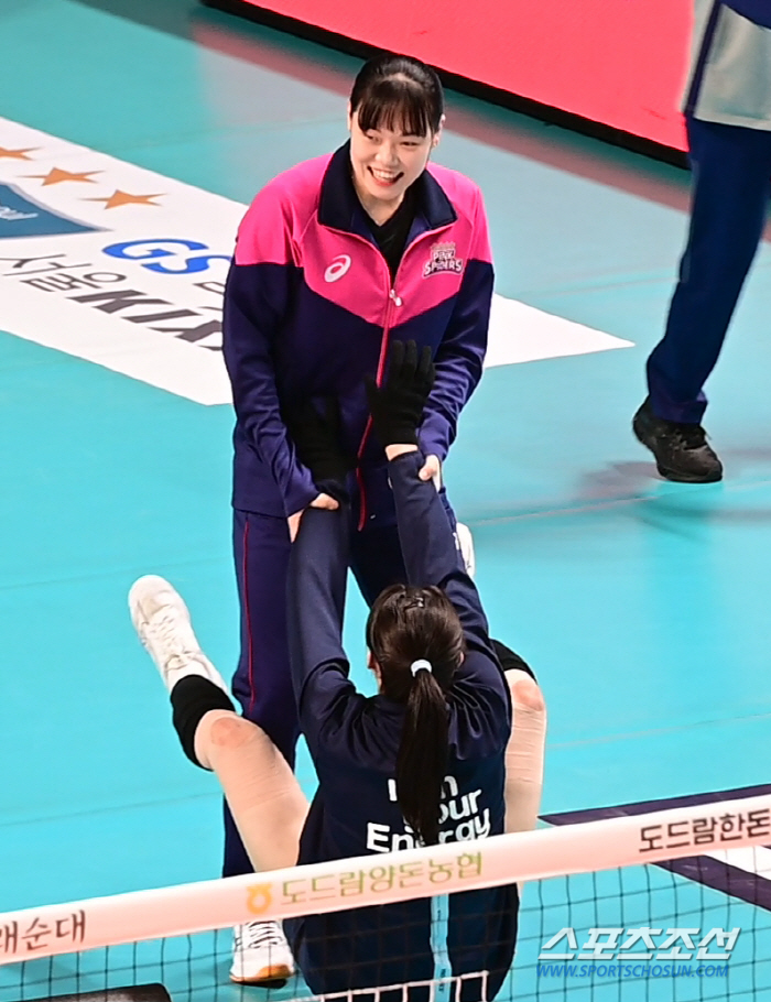"어머 깜짝이야!" 몸 풀던 강소휘를 깜짝 놀라게 만든 그녀는 누구?
