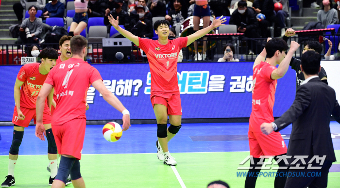 '이보다 짜릿할까?" 타이스-서재덕 '쌍포 터지며 풀세트 역전승' 3위 …