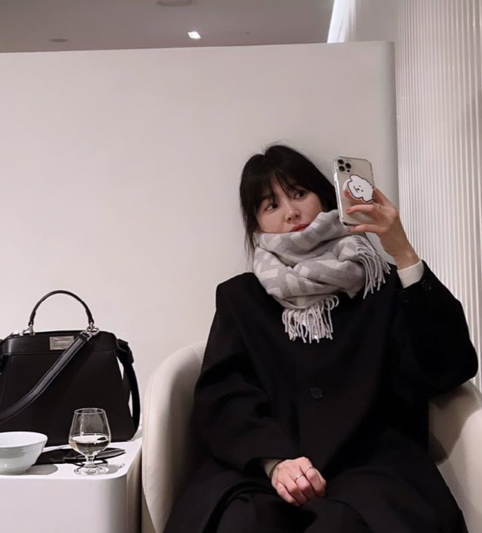 송혜교, '사랑 담긴 꽃다발' 받고 미모 폭발…이 정도로 예쁠 줄이야