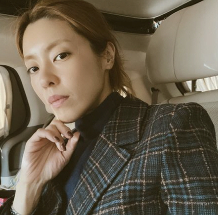 이윤지, 커다란 밴 안에 있는 여배우 '연예인 티 확 나네'
