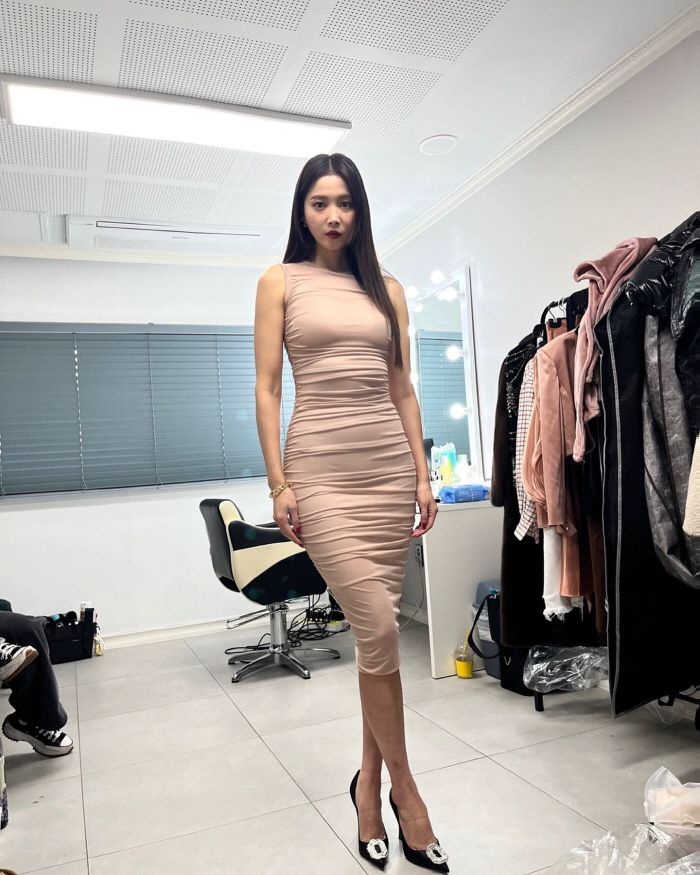 오윤아, 밀착 드레스로 증명한 'XS 사이즈' 몸매...비현실적 비주얼