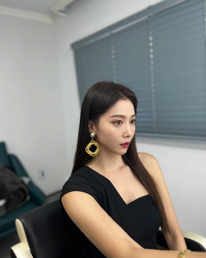 오윤아, 밀착 드레스로 증명한 'XS 사이즈' 몸매...비현실적 비주얼