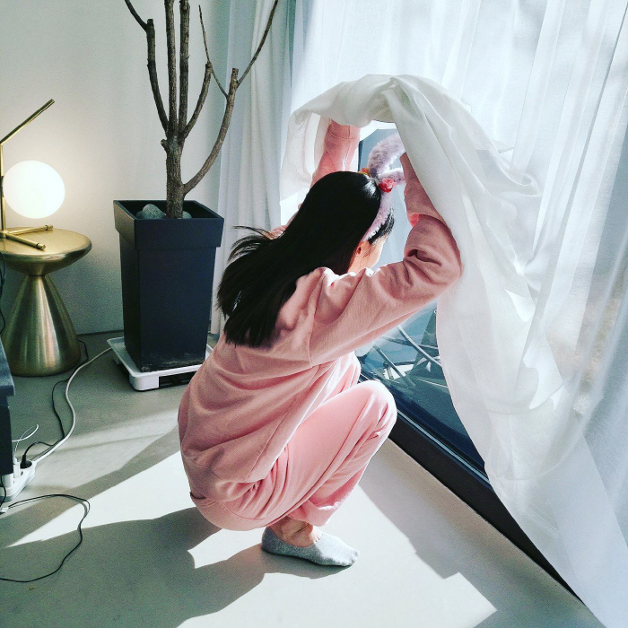 하지원, 이런 모습은 처음...핑크로 완전 무장하고 '빼꼼'