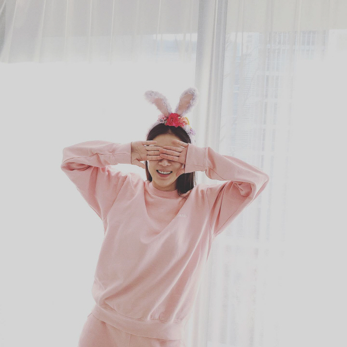 하지원, 이런 모습은 처음...핑크로 완전 무장하고 '빼꼼'