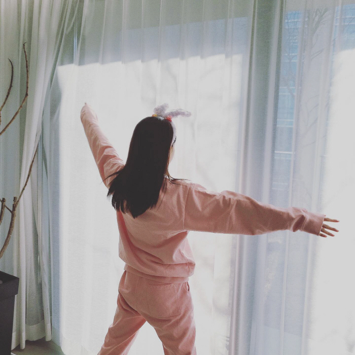 하지원, 이런 모습은 처음...핑크로 완전 무장하고 '빼꼼'