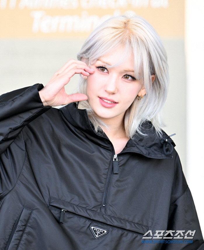 매력부자 전소미, '바비인형 미모+발랄매력' 선보인 출국길[공항 현장]