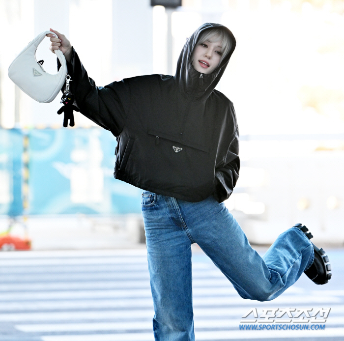 매력부자 전소미, '바비인형 미모+발랄매력' 선보인 출국길[공항 현장]