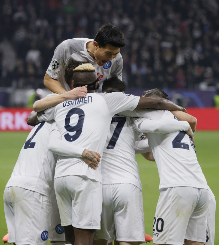 [UCL현장리뷰]'김민재 풀타임' 나폴리, 프랑크푸르트 원정 2대0 승리…