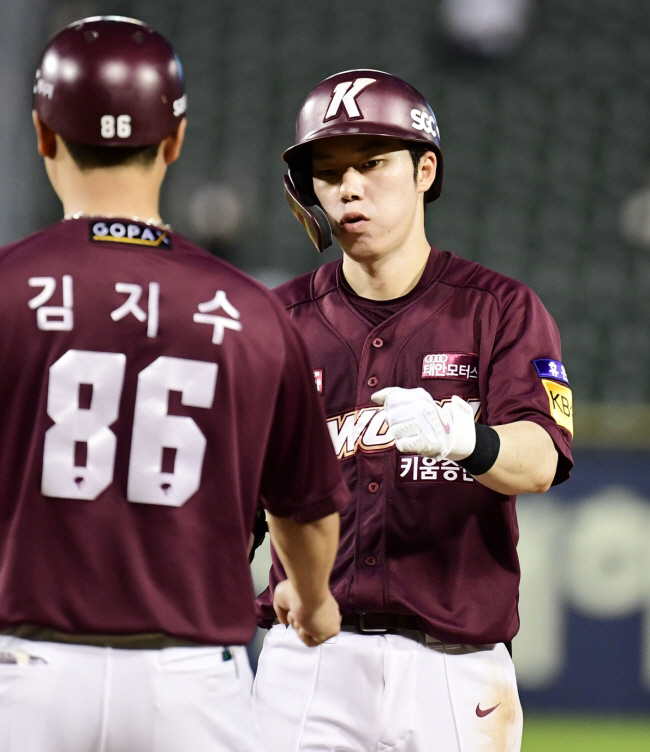 'LG 레전드 그 이름' 홈런&3안타 쾅…"외야 3년 차, 익숙해지고 있…