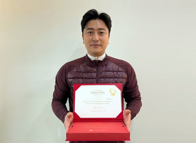 '사랑 나눔도 국가대표' 안정환, 자립준비청년 위해 기부