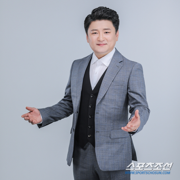 '나의 영토' 현진우, 완주군에 장학금 전달…2020년부터 꾸준히 인연 …