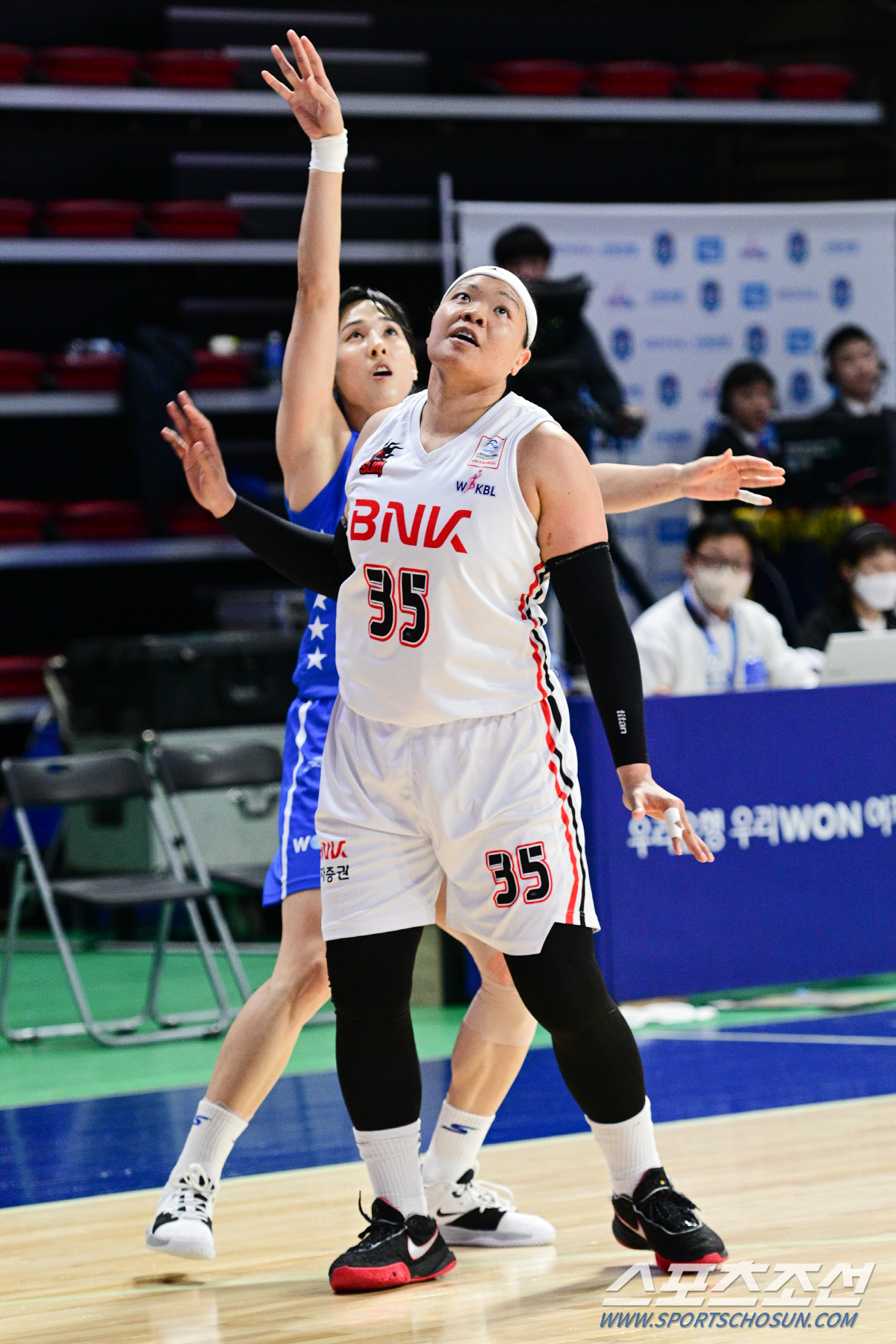 우리은행 김단비와 BNK 김한별. 사진제공=WKBL