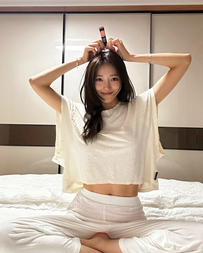 '임창정♥' 서하얀, 흰티·흰바지에도 완벽 몸매자랑…11자 복근은 '기본…