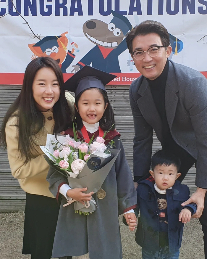 '최현주♥' 안재욱, 졸업생 대표로 나선 딸 자랑..."잘 자라주어서 고…