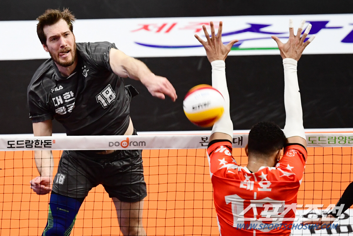 '20점 폭격' 대한항공 링컨 '1위 뺏는 맛 얼마만이야~' [안산 현장…