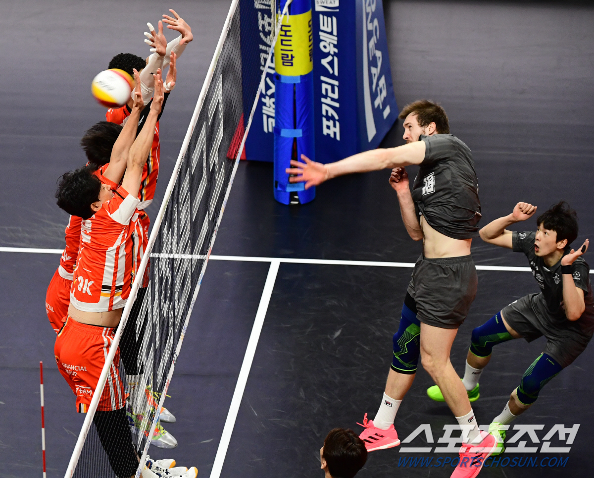 '20점 폭격' 대한항공 링컨 '1위 뺏는 맛 얼마만이야~' [안산 현장…