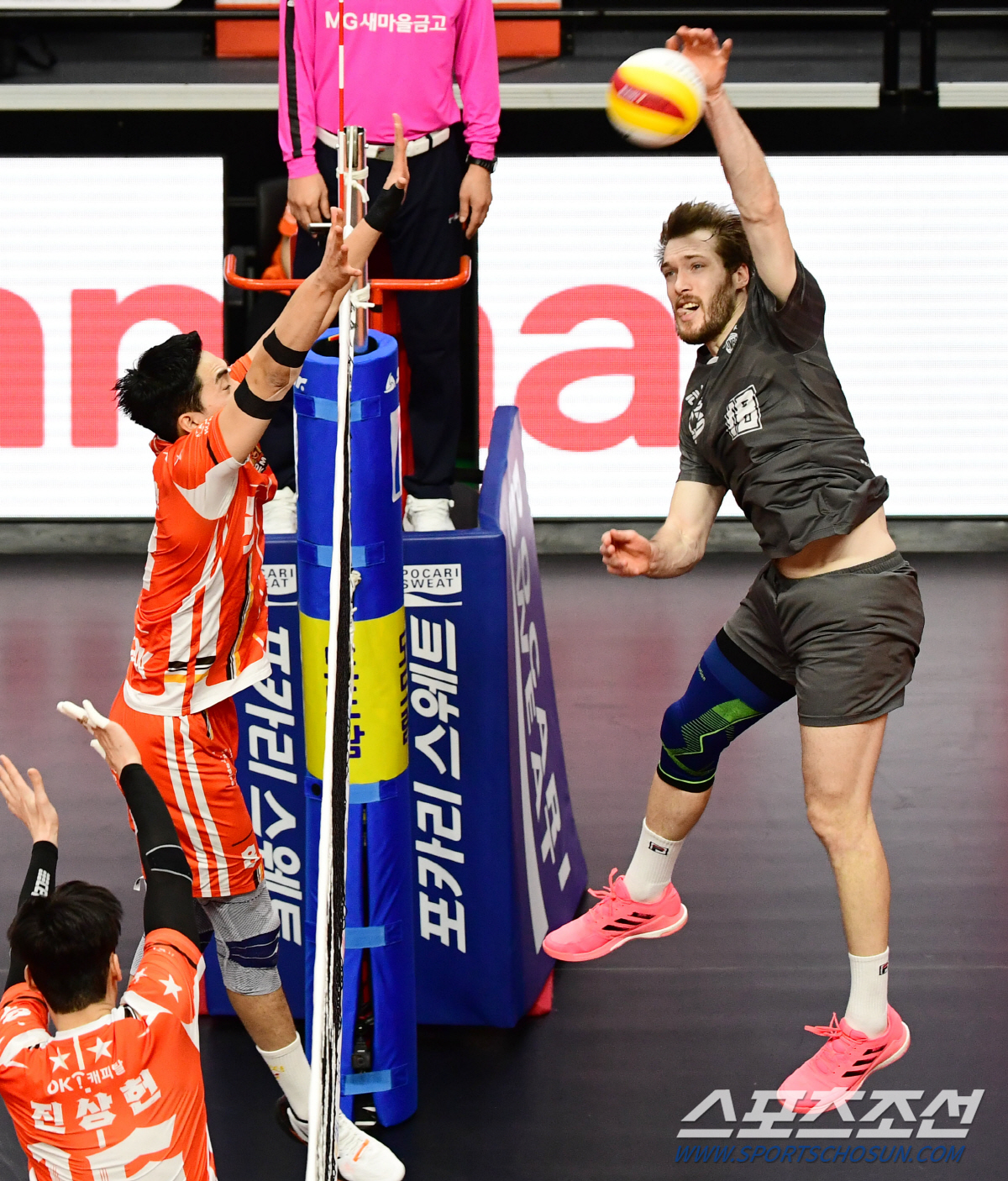 '20점 폭격' 대한항공 링컨 '1위 뺏는 맛 얼마만이야~' [안산 현장…