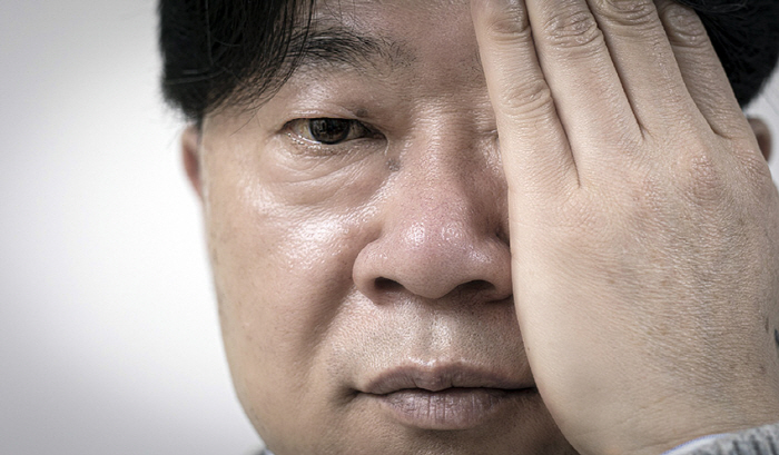 실명 질환 '황반변성', 글씨·사물 구부러져 보인다면…