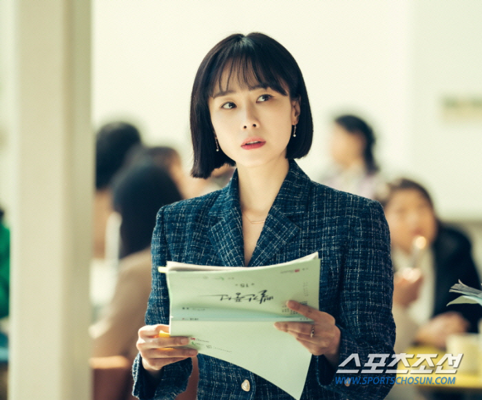 '빨간풍선' 서지혜, 독기 서린 모습이더니 '미소 여신'…대본을 끼고 사…