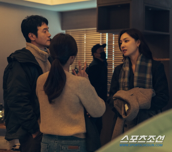 '빨간풍선' 서지혜, 독기 서린 모습이더니 '미소 여신'…대본을 끼고 사…