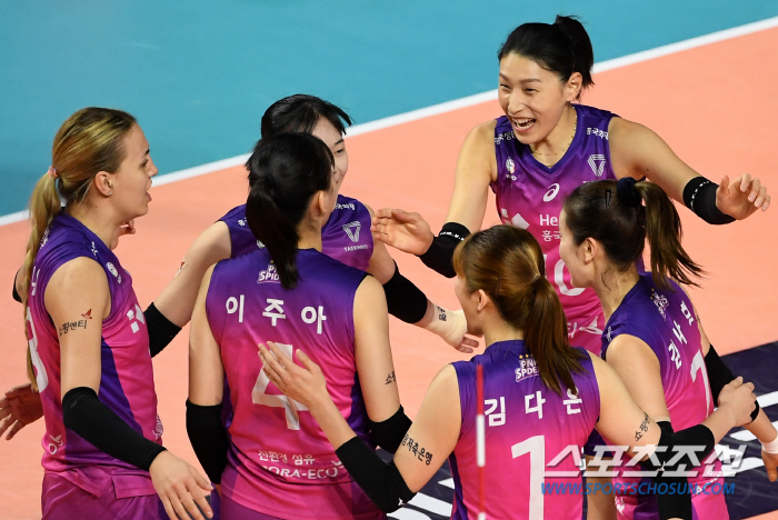'은퇴' 질문에 말을 아낀 김연경 "선택 필요한 상황…지금은 우승에 집중…