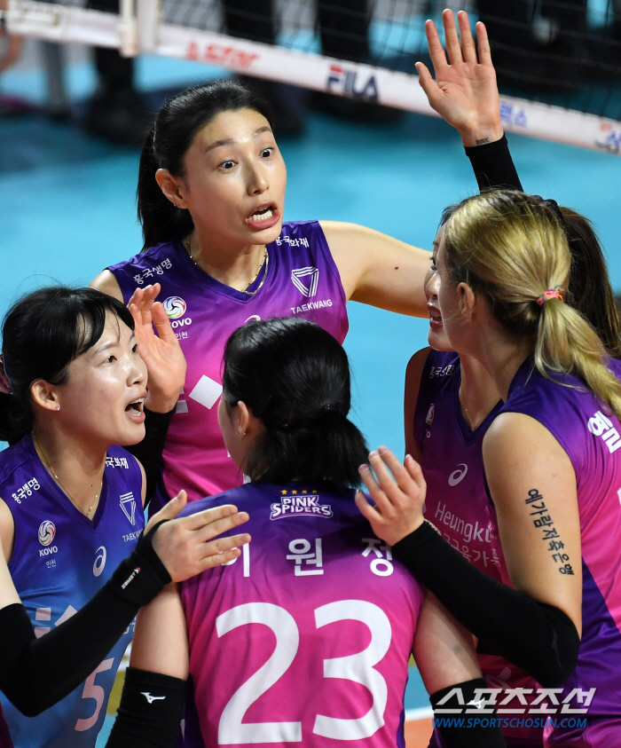 '은퇴' 질문에 말을 아낀 김연경 "선택 필요한 상황…지금은 우승에 집중…