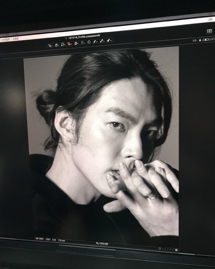 '신민아♥' 김우빈, 긴 머리+묶음 머리까지 소화...분위기 남신