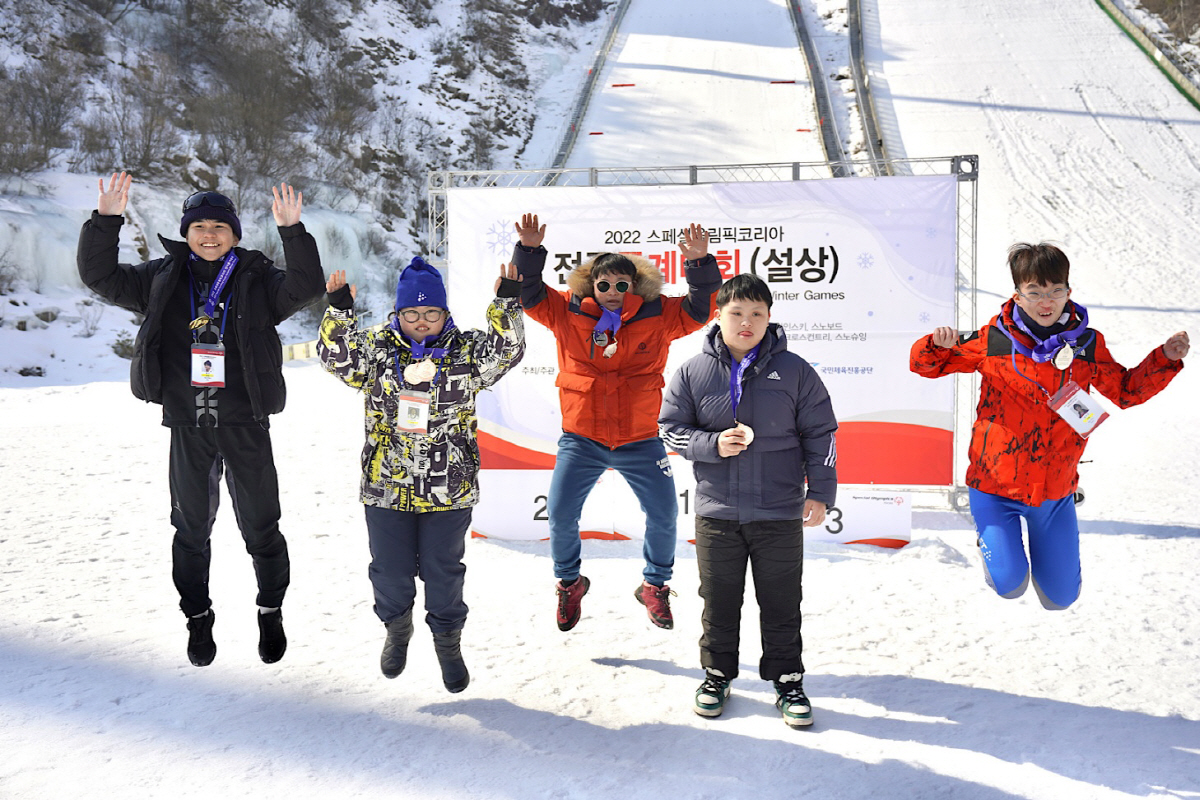 100명의 전국 발달장애인 동계 선수들, 새하얀 설원 위 '꿈의 레이스'…