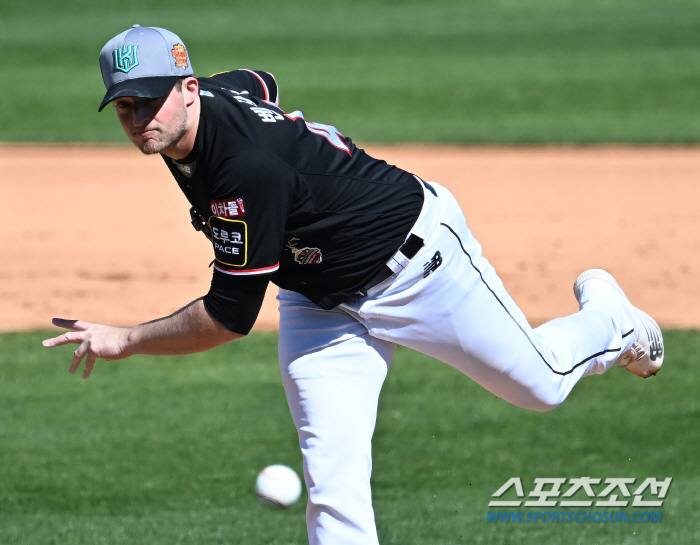 KBO 최고 타자 상대 무안타+149㎞ 쾅! 기대만발 개막 선발 "한국에…