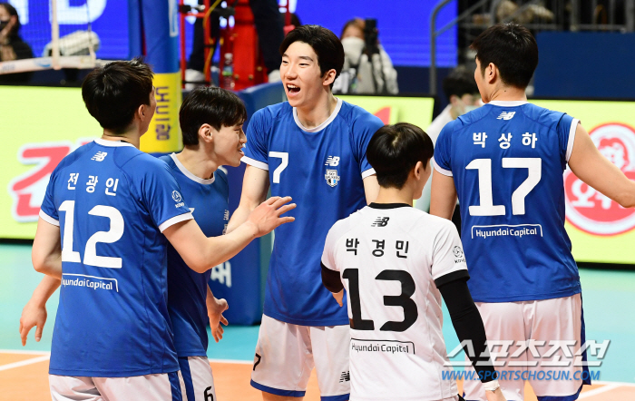 생애 첫 MVP 기세 그대로…현대캐피탈 5연승! 선두 경쟁 끝까지 간다