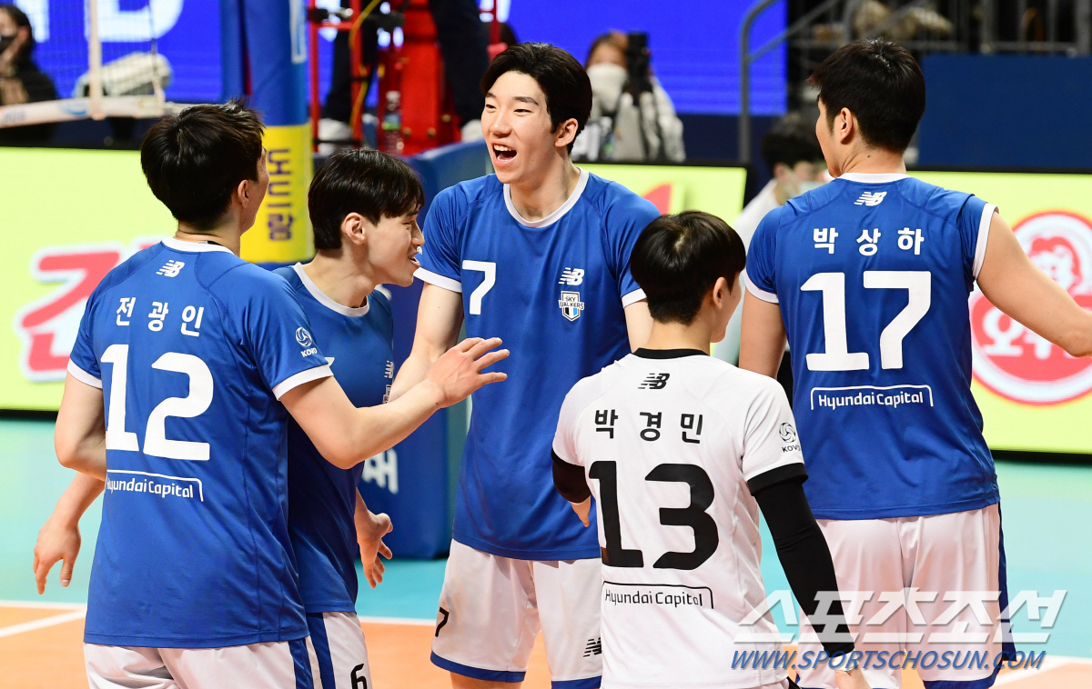 생애 첫 MVP 기세 그대로…현대캐피탈 5연승! 선두 경쟁 끝까지 간다