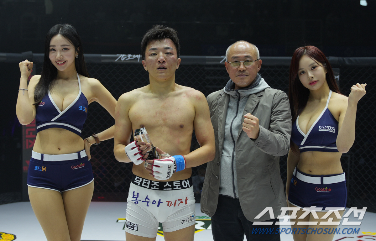 김영철 대표 승자 이정현에게 트로피 시상[로드FC]