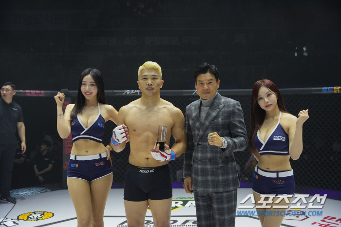 이향수 지회장 승리한 임동환에게 트로피 시상[로드FC]