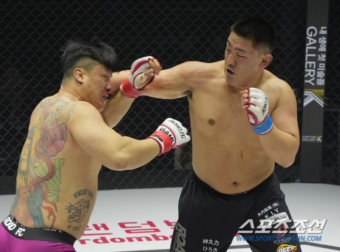 "며칠 뒤면 삼일절인데..." 38세 축구 파이터, 도발한 일본 선수에 …