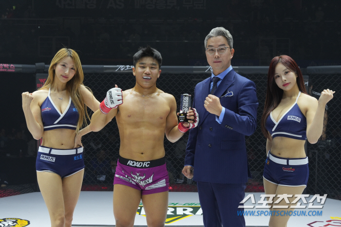 김정필 단장 승리한 위정원에게 트로피 시상[로드FC]