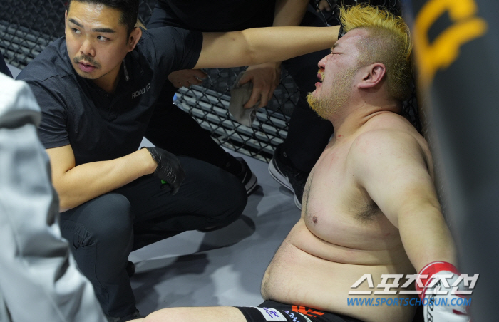 고전하던 심건오, 로블로 공격받고 아픔 속 반칙승[로드FC]