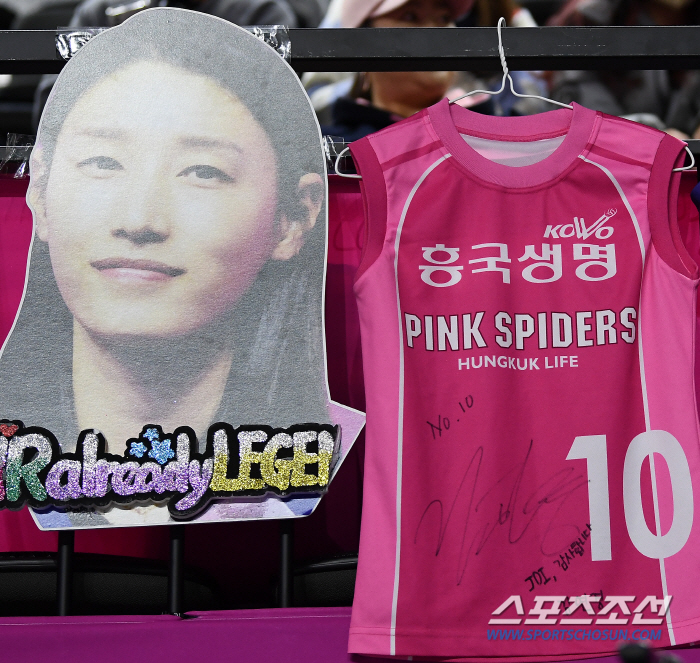 '행복 배구' 미소 되찾은 김연경...6년 만에 재회한 아본단자 감독과 …