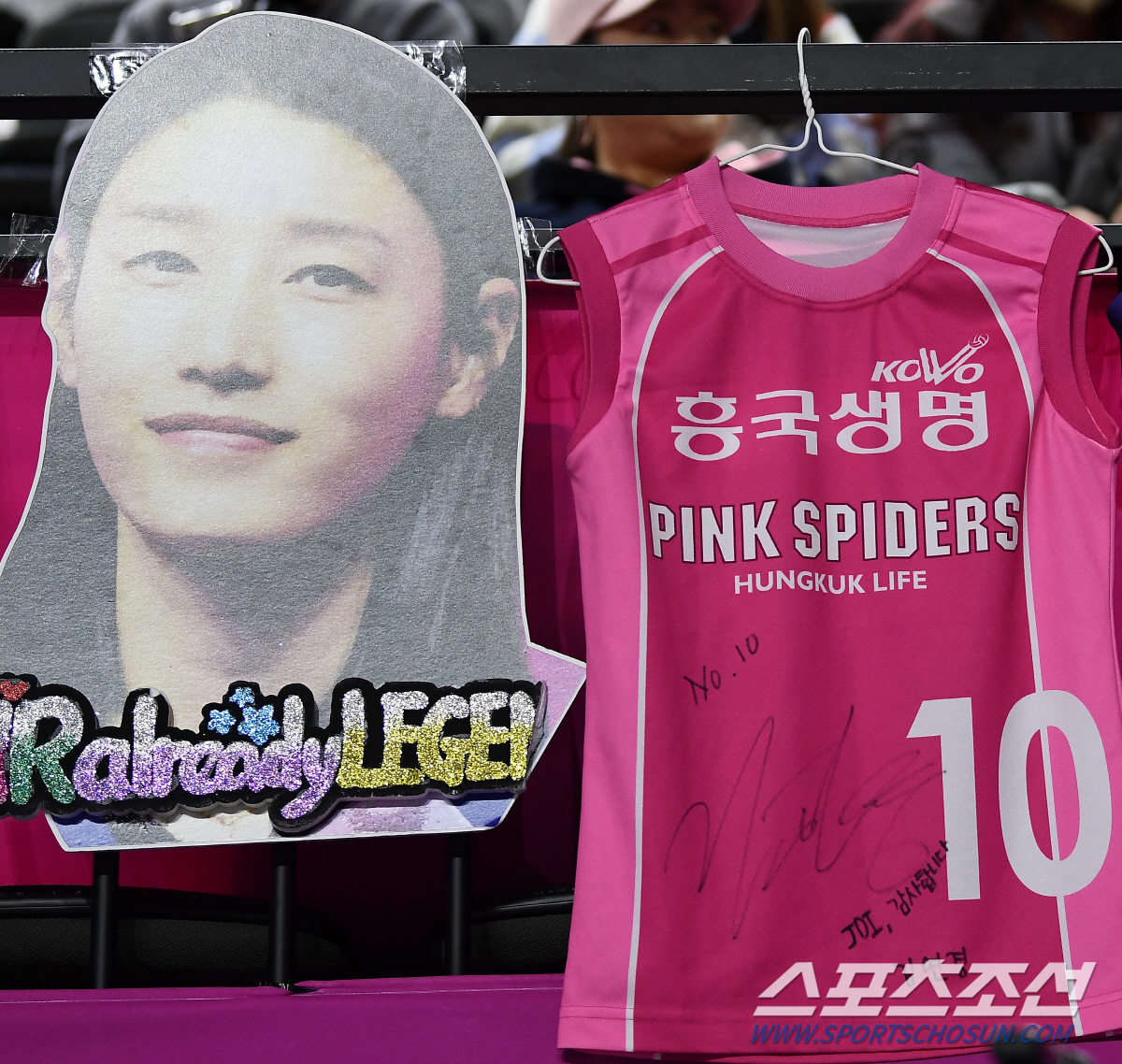 '행복 배구' 미소 되찾은 김연경...6년 만에 재회한 아본단자 감독과 …