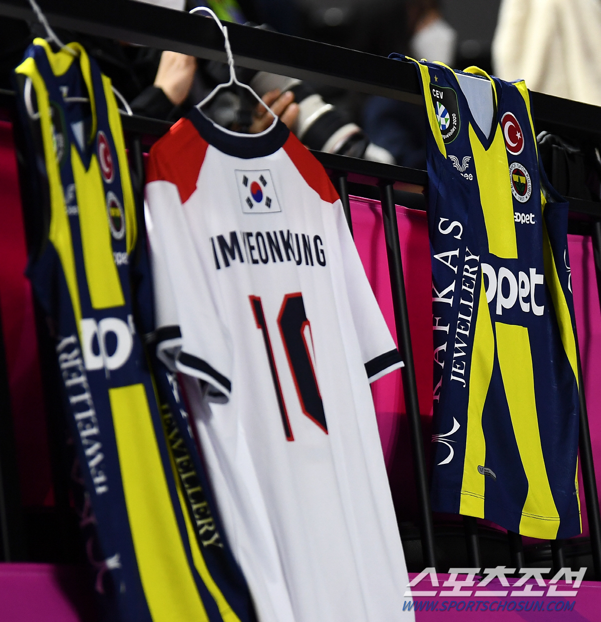 '행복 배구' 미소 되찾은 김연경...6년 만에 재회한 아본단자 감독과 …