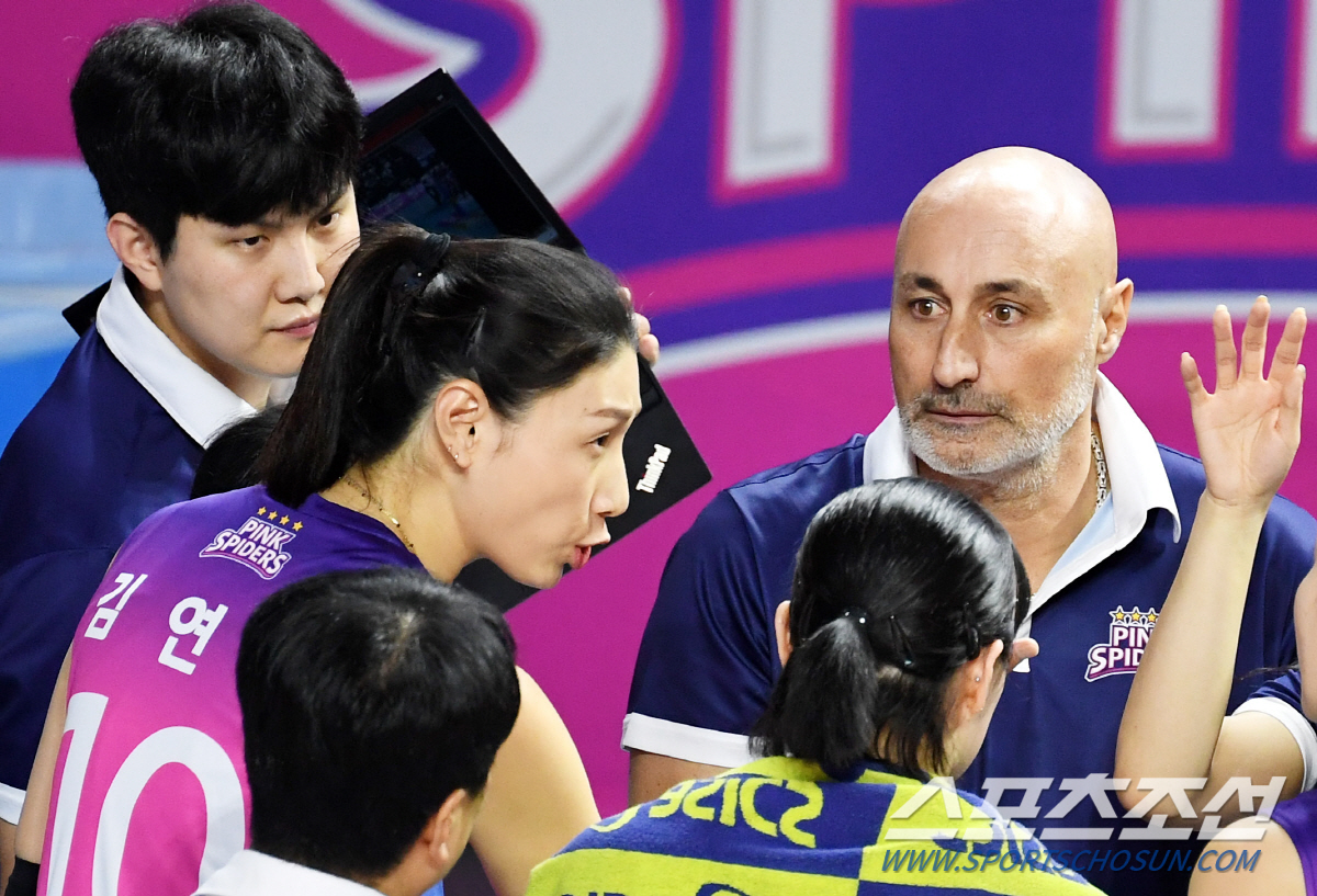 '행복 배구' 미소 되찾은 김연경...6년 만에 재회한 아본단자 감독과 …