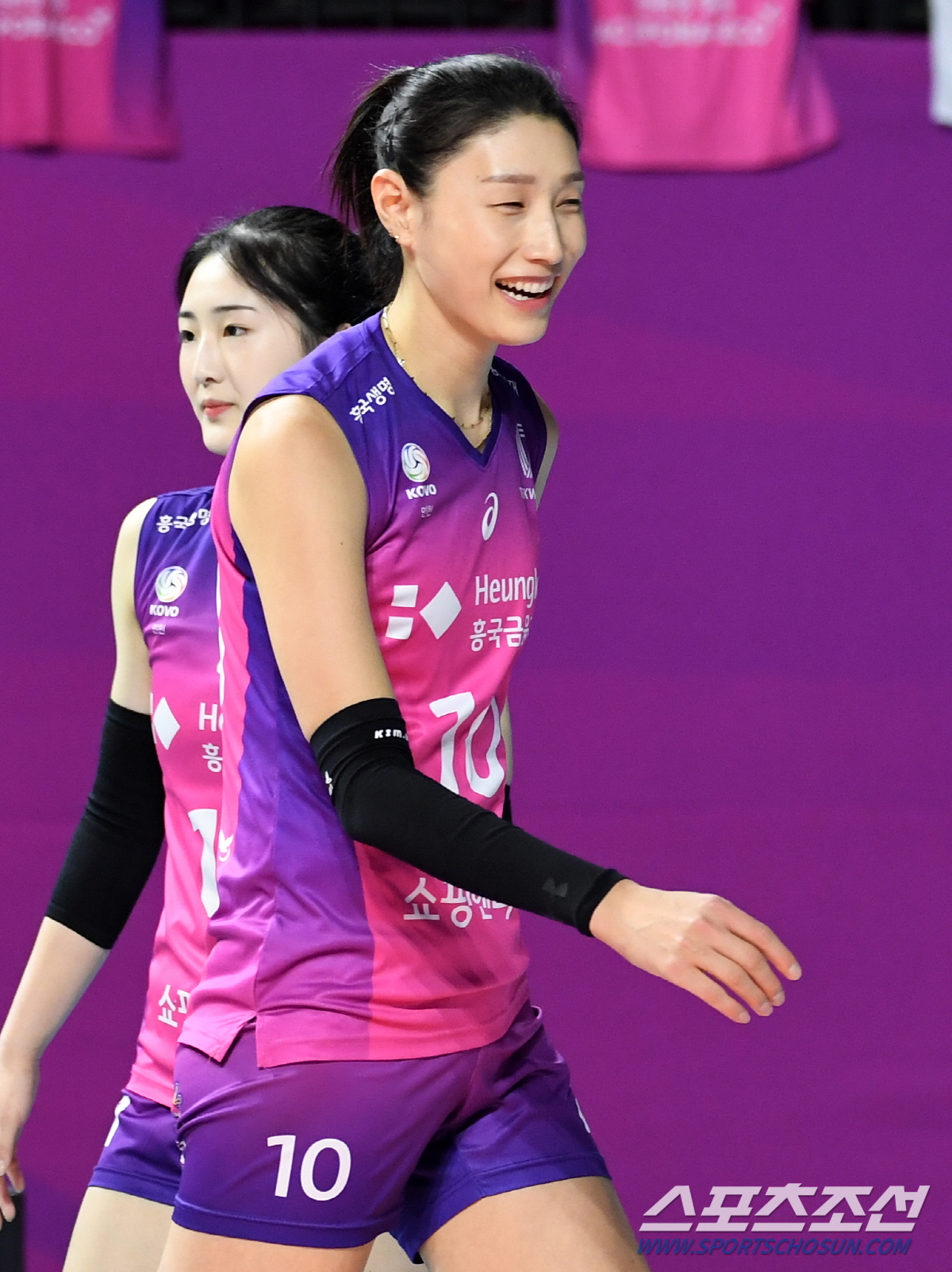 '행복 배구' 미소 되찾은 김연경...6년 만에 재회한 아본단자 감독과 …