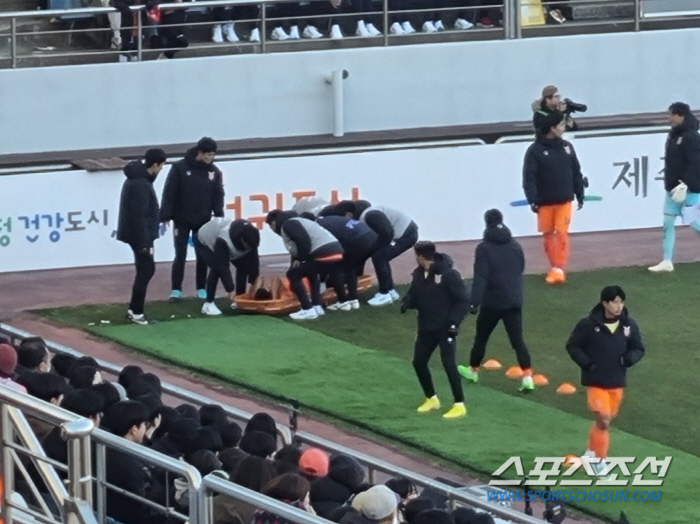 제주 주장 최영준 개막전에서 불의의 부상…머리 감싼 동료들