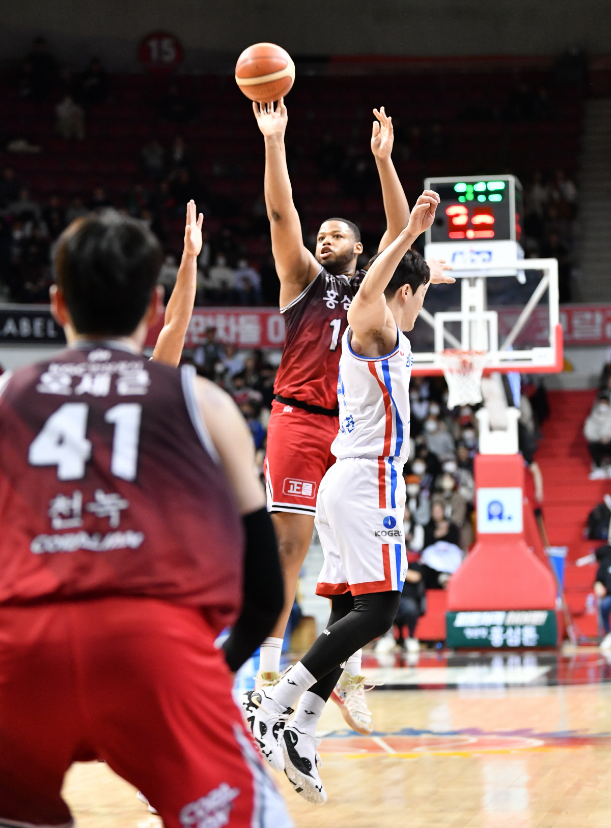 [현장분석] 냉온탕 오간 이대성. 전반 버린 KGC 73대64, 가스공사…