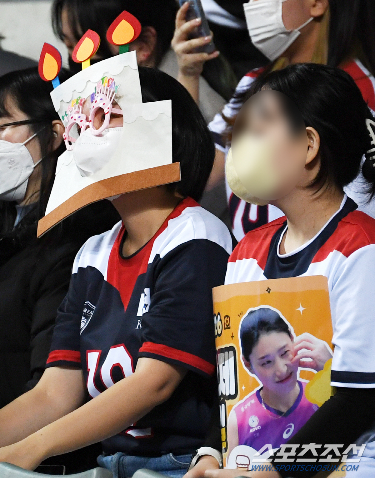 '오늘은 배구 황제 탄신일'...장충체육관에 울려 퍼진 김연경 생일 축하…