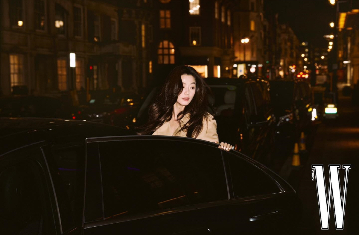 '두 아들맘' 전지현, 패션쇼장에서도 육아 토크 "Busy Mom" [S…