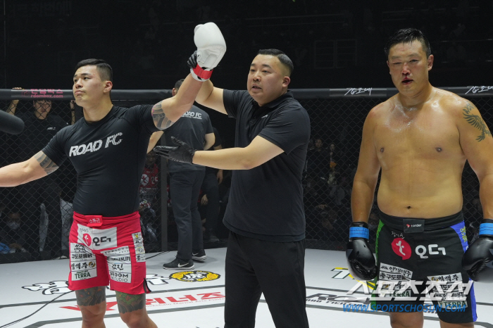 로드FC 황인수, 18kg 체중 차이 극복하고 명현만에 완승…양지용은 토…