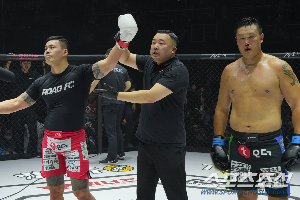 로드FC 황인수, 18kg 체중 차이 극복하고 명현만에 완승…양지용은 토…