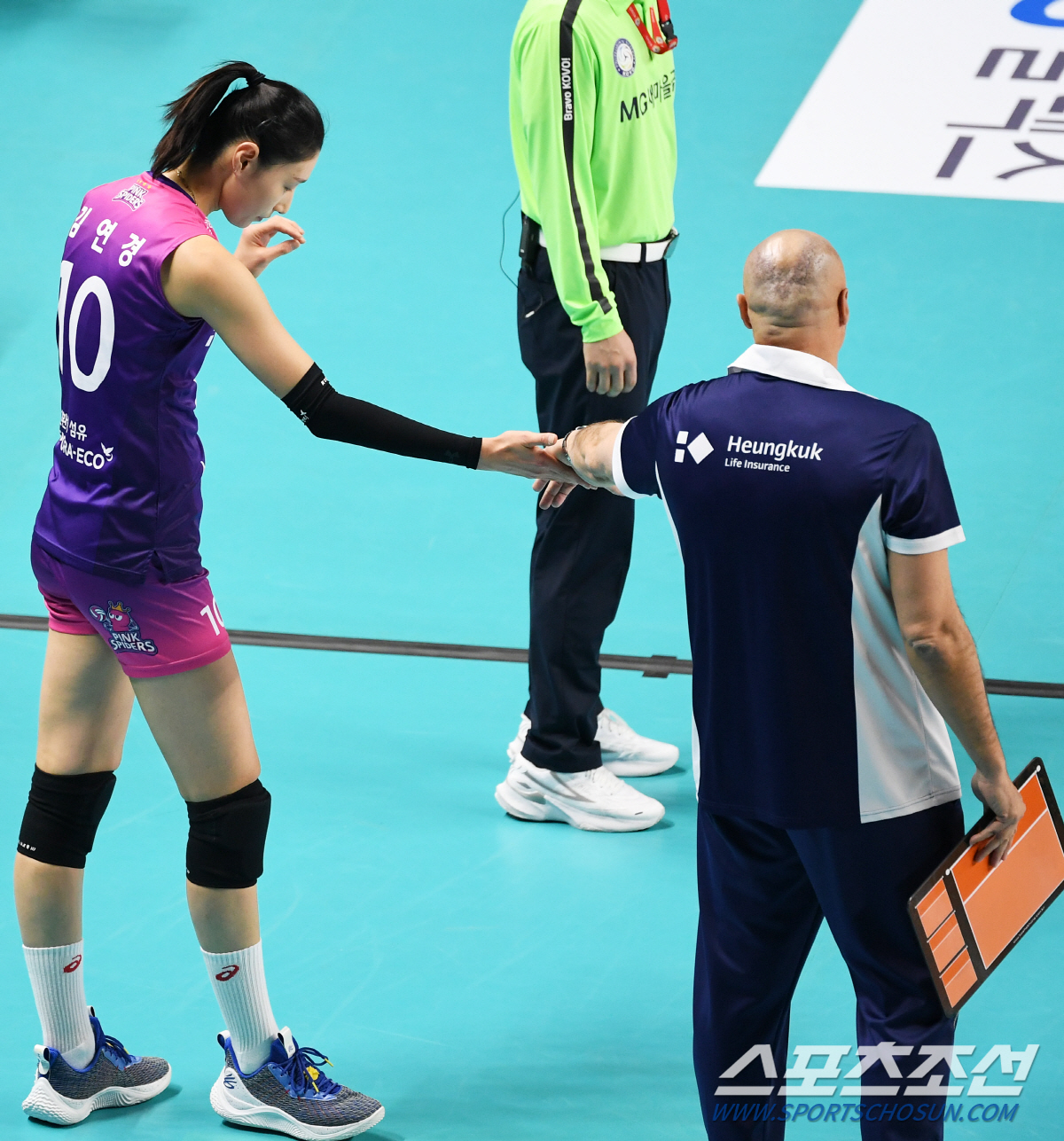 "옐레나는 내 딸" V리그 첫 패배의 아픔…질책보다 보듬은 외인 사령탑 …